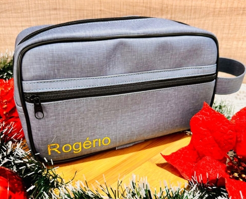 Bolsa Porta-tudo Masculina - R$75,00 Tamanho 16 x 27 x 9 cm Em courino e forro interno Personalizado com nome ou iniciais Embalagem de presente Inclusa e etiqueta de presente para colocar o nome do presenteado